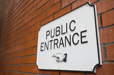 Derbyshire 'da görülen tuğla duvardaki umumi giriş tabelasını kapatın..