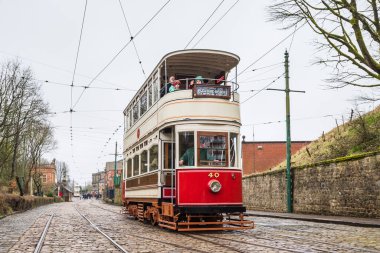 Nisan 2024 'te Derbyshire, Matlock yakınlarındaki Ulusal Tramvay Müzesi' nde görülen kaldırım taşlarının üzerinden geçen tramvay..