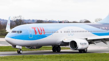 TUI Boeing 737-800 taksileri 4 Nisan 2024 'te Manchester Havalimanı' na geldikten sonra geçtiler.