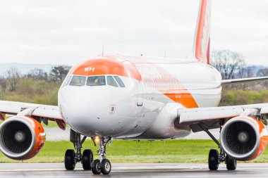 EasyJet Airbus A320 'ye yaklaşın. 4 Nisan 2024' te Manchester Havaalanı 'ndan kalkacak..