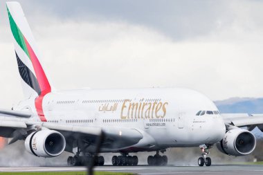 Emirates Airbus A380-800, 4 Nisan 2024 tarihinde Manchester Havaalanı 'na indikten sonra pistte yavaşlıyor.