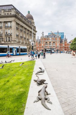 İguana Heykelleri 26 Mayıs 2024 'te Hollanda' nın Amsterdam şehrinde bir oturma alanı oluşturur. Bunlar Hollandalı sanatçı Hans van Houwelingen tarafından 1994 yılında yapılmıştır..