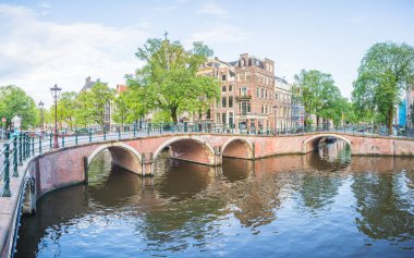 26 Mayıs 2024 'te Hollanda' nın Amsterdam kentinde Prinsengracht ve Reguliersgracht kanallarının kesiştiği yerde çoklu HDR panoraması görüldü..