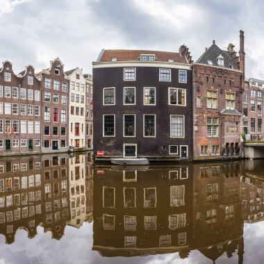 27 Mayıs 2024 'te Hollanda' nın başkenti Amsterdam 'da bulunan Armbrug Köprüsü' nün yanındaki su kenarına bakın..