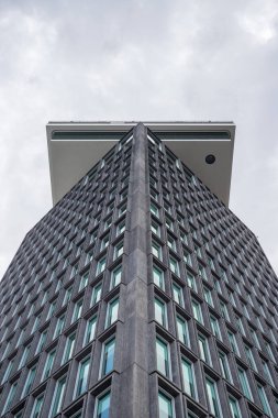 27 Mayıs 2024 'te Hollanda' da görülen Amsterdam siluetine hakim olan modern A 'Dam Gözcü Kulesi.