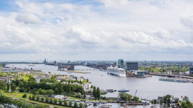 27 Mayıs 2024 'te Hollanda' nın Amsterdam kentindeki A 'Dam Kulesi' nden Güney Doğu Yakası 'na ve Oostenburg bölgesine bakıyor..