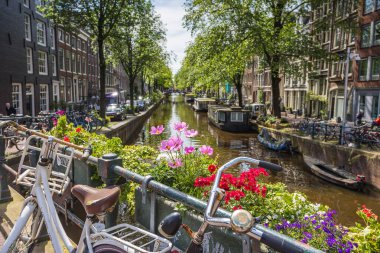 Hollanda 'nın Ürdün bölgesindeki Bloemgracht Kanalı 27 Mayıs 2024' te Prinsengracht 'ı Lijnbaansgracht' a bağlarken görüldü..