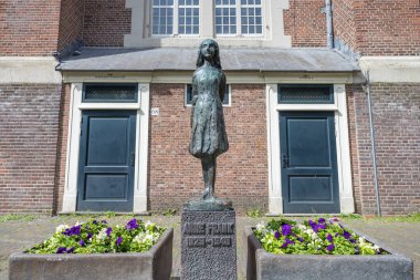Anne Frank 'in Amsterdam' da (Hollanda) resmedilen heykeli, 27 Mayıs 2024 'te Naziler tarafından öldürülen Yahudilere kalıcı bir hatırlatma olarak hizmet vermektedir. Heykel 1977 yılında dönemin belediye başkanı Ivo Samkalden ve Anne tarafından yapıldı.