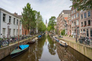 Zuiderkerk Kilisesi, 27 Mayıs 2024 'te Hollanda' nın Amsterdam kentindeki Groenburgwal Kanalı boyunca uzanan Staalmeestersbrug 'dan resim çekti..