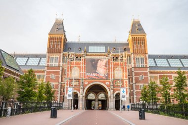 27 Mayıs 2024 'te Hollanda' daki Amsterdam Müzesi 'nde hava kararmadan önce turistlerden arınmış..
