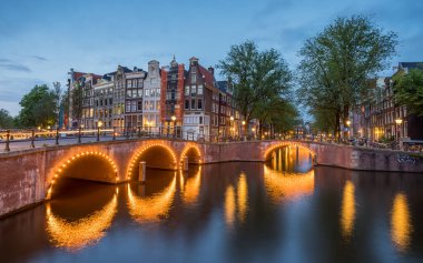 27 Mayıs 2024 'te Amsterdam, Hollanda' da Leidsegracht ve Keizersgracht kanalları kesişiminde çekilen alacakaranlık.