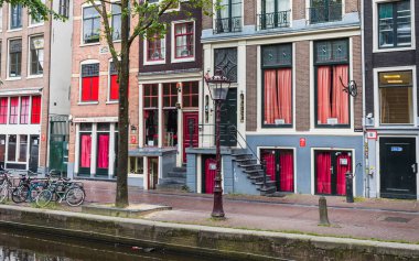Hollanda 'nın Amsterdam şehrinde 28 Mayıs 2024' te görülen Kırmızı Işık Bölgesi 'nin pencere ve kapılarında kırmızı perdeler kapatıldı..