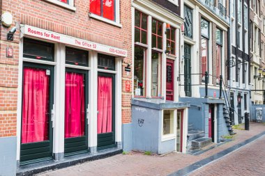 Hollanda 'nın Amsterdam şehrinde 28 Mayıs 2024' te görülen Kırmızı Işık Bölgesi 'nin pencere ve kapılarında kırmızı perdeler kapatıldı..