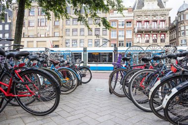 28 Mayıs 2024 'te Hollanda, Amsterdam' dan geçen bir tramvayı park halindeki bisikletlerle görüntülediler..