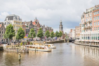 Munttoren Kulesi veya Nane Kulesi 28 Mayıs 2024 'te Hollanda' nın Amsterdam kentinde Rokin 'e giden bir su yolu üzerinde görüldü..