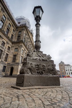 Hollanda, Amsterdam 'daki Kraliyet Sarayı' nın altında 29 Mayıs 2024 'te aslanların ve diğer büyüleyici detayların yer aldığı bir sokak lambası görüldü..