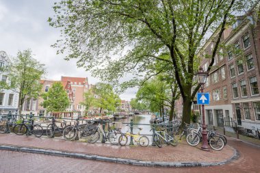 29 Mayıs 2024 'te Hollanda, Amsterdam' da çekilen Prinsengracht Kanalı 'na yayılmış Berensluis' ten güzel sahneler.