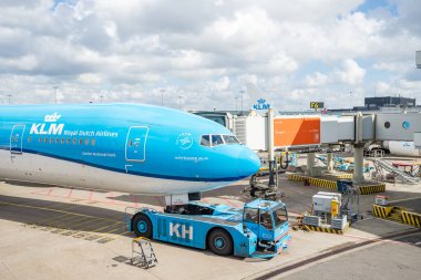 29 Mayıs 2024 'te Hollanda' nın Amsterdam Schiphol Havaalanı 'ndaki bir kapıdan itilmek üzere olan bir KLM uçağı görülüyor..