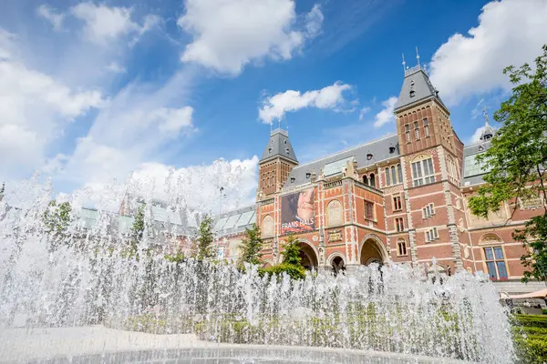 Hollanda 'nın Amsterdam kentindeki Rijksmuseum bahçelerinde 28 Mayıs 2024' te resmedilen su fıskiyesi.