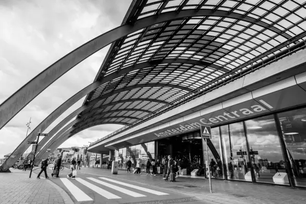 Hollanda, Amsterdam Centraal 'daki tren istasyonunun üzerindeki kavislerin görüntüsü gibi soyut. 27 Mayıs 2024' te insanlar bisiklet yolundan geçerken görüntülendi..