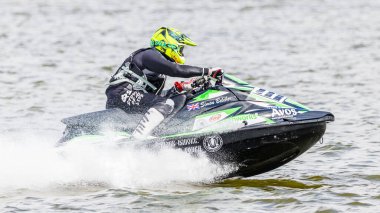 16 Haziran 2024 'te İngiltere' deki Liverpool yakınlarındaki Crosby 'de düzenlenen British Jet Ski Yarış Şampiyonası' nda jet ski yarışında yarışan bir binici..
