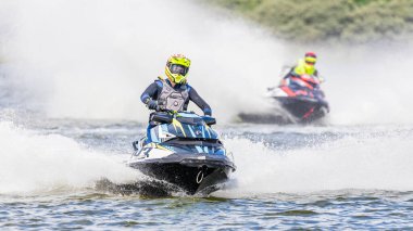 16 Haziran 2024 'te İngiltere' deki Liverpool yakınlarındaki Crosby 'de düzenlenen British Jet Ski Yarış Şampiyonası' nda jet ski yarışında yarışan bir binici..