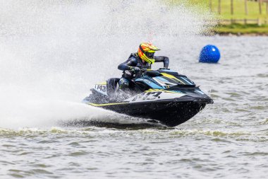 16 Haziran 2024 'te İngiltere' deki Liverpool yakınlarındaki Crosby 'de düzenlenen British Jet Ski Yarış Şampiyonası' nda jet ski yarışında yarışan bir binici..