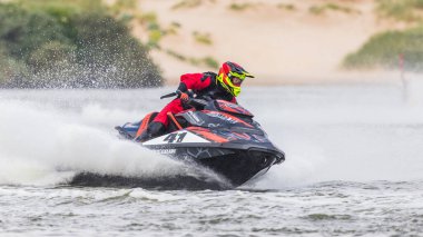 16 Haziran 2024 'te İngiltere' deki Liverpool yakınlarındaki Crosby 'de düzenlenen British Jet Ski Yarış Şampiyonası' nda jet ski yarışında yarışan bir binici..