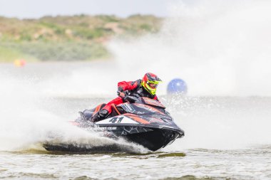 16 Haziran 2024 'te İngiltere' deki Liverpool yakınlarındaki Crosby 'de düzenlenen British Jet Ski Yarış Şampiyonası' nda jet ski yarışında yarışan bir binici..