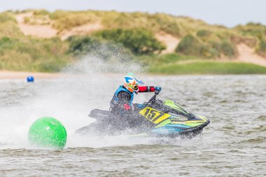 16 Haziran 2024 'te İngiltere' deki Liverpool yakınlarındaki Crosby 'de düzenlenen British Jet Ski Yarış Şampiyonası' nda jet ski yarışında yarışan bir binici..