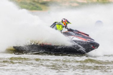 16 Haziran 2024 'te İngiltere' deki Liverpool yakınlarındaki Crosby 'de düzenlenen British Jet Ski Yarış Şampiyonası' nda jet ski yarışında yarışan bir binici..