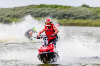 16 Haziran 2024 'te İngiltere' deki Liverpool yakınlarındaki Crosby 'de düzenlenen British Jet Ski Yarış Şampiyonası' nda jet ski yarışında yarışan bir binici..