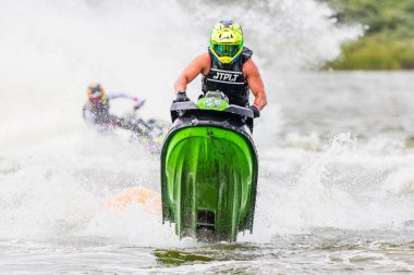 16 Haziran 2024 'te İngiltere' deki Liverpool yakınlarındaki Crosby 'de düzenlenen British Jet Ski Yarış Şampiyonası' nda jet ski yarışında yarışan bir binici..