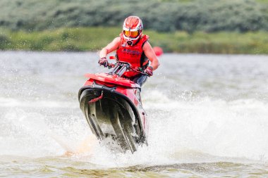 16 Haziran 2024 'te İngiltere' deki Liverpool yakınlarındaki Crosby 'de düzenlenen British Jet Ski Yarış Şampiyonası' nda jet ski yarışında yarışan bir binici..