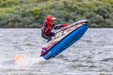 16 Haziran 2024 'te İngiltere' deki Liverpool yakınlarındaki Crosby 'de düzenlenen British Jet Ski Yarış Şampiyonası' nda jet ski yarışında yarışan bir binici..