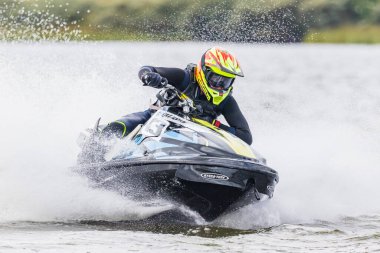 16 Haziran 2024 'te İngiltere' deki Liverpool yakınlarındaki Crosby 'de düzenlenen British Jet Ski Yarış Şampiyonası' nda jet ski yarışında yarışan bir binici..