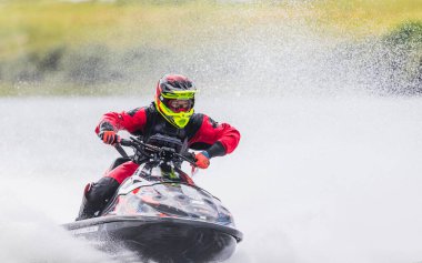 16 Haziran 2024 'te İngiltere' deki Liverpool yakınlarındaki Crosby 'de düzenlenen British Jet Ski Yarış Şampiyonası' nda jet ski yarışında yarışan bir binici..