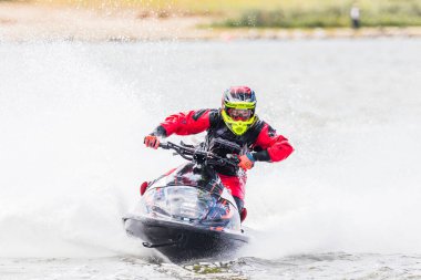 16 Haziran 2024 'te İngiltere' deki Liverpool yakınlarındaki Crosby 'de düzenlenen British Jet Ski Yarış Şampiyonası' nda jet ski yarışında yarışan bir binici..