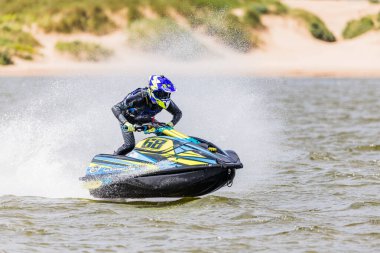 16 Haziran 2024 'te İngiltere' deki Liverpool yakınlarındaki Crosby 'de düzenlenen British Jet Ski Yarış Şampiyonası' nda jet ski yarışında yarışan bir binici..