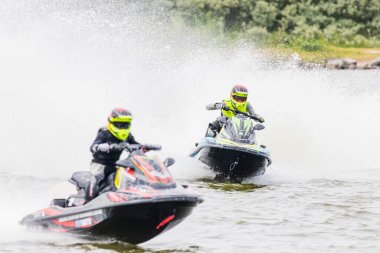 16 Haziran 2024 'te İngiltere' deki Liverpool yakınlarındaki Crosby 'de düzenlenen British Jet Ski Yarış Şampiyonası' nda jet ski yarışında yarışan bir binici..