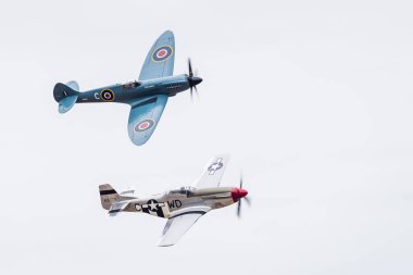 Supermarine Spitfire ve P-51d Mustang, 13 Temmuz 2024 'te Merseyside, İngiltere' deki Southport hava gösterisinde beraberce fotoğraf çektiler..