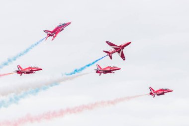 Red Arrows, 13 Temmuz 2024 'te İngiltere' nin Merseyside şehrinde görülen Southport hava gösterisinde Diamond sezonunda Rollbacks 'i seslendirdi..