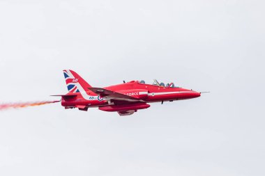 13 Temmuz 2024 'te Merseyside, İngiltere' deki Southport Airshow 'da çekilen senkron çiftlerinden Red Arrow' a yakın çekim.