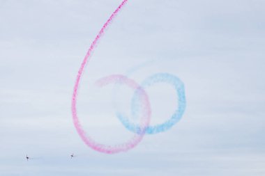 Kraliyet Hava Kuvvetleri aerobatik takımı Red Arrows, Southport İskelesi üzerinde elmas sezonunu kutlarken 13 Temmuz 2024 'te İngiltere' nin Merseyside kentinde 60 numaralı resmi çekilmiştir..