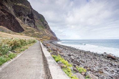 Dalgalar Madeira Adası 'nın batısındaki Achadas da Cruz kıyılarına çarpar..