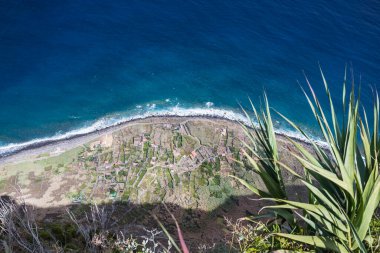 Madeira Adası 'nın batısındaki Achadas da Cruz kıyılarına çarpan dalgaların hava görüntüsü..