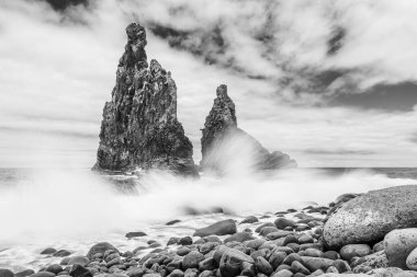 Dalgaların Madeira açıklarındaki Ribeira Da Janela deniz yığınına çarpması uzun sürdü..