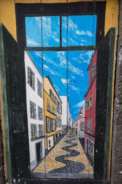 30 Temmuz 2024 'te Madeira' nın Funchal kentindeki Santa Maria Caddesi 'nde sahibi tarafından boyanmış güzel bir kapı. Bu, açık kapılar projesinin bir parçası olarak düzinelerce kapının boyandığı caddeyi gösteriyor..