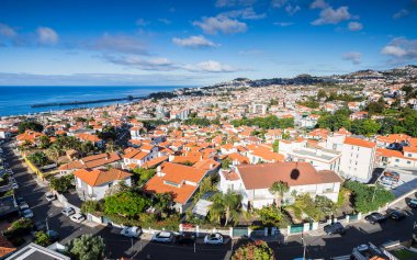 Funchal 'ın bir kısmına bakarken teleferikle Monte Palace Gardens' a giderken Madeira 'da tatil yaparken çekilmiş..