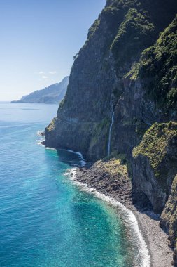 Veu da Noiva şelalesi Madeira 'nın kuzey kıyısında birkaç yıl önce tünel kazısında görüldü..